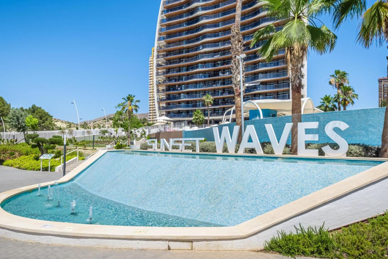 Sunset Waves Deluxe Apartments Poniente Beach Resort Бенидорм Экстерьер фото